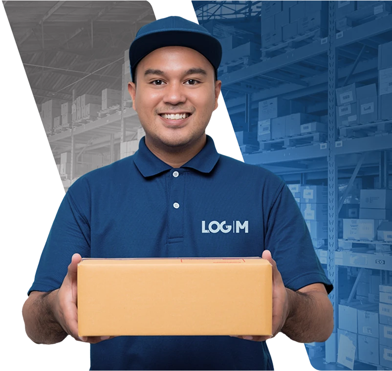 Entregador da Log M segurando pacote